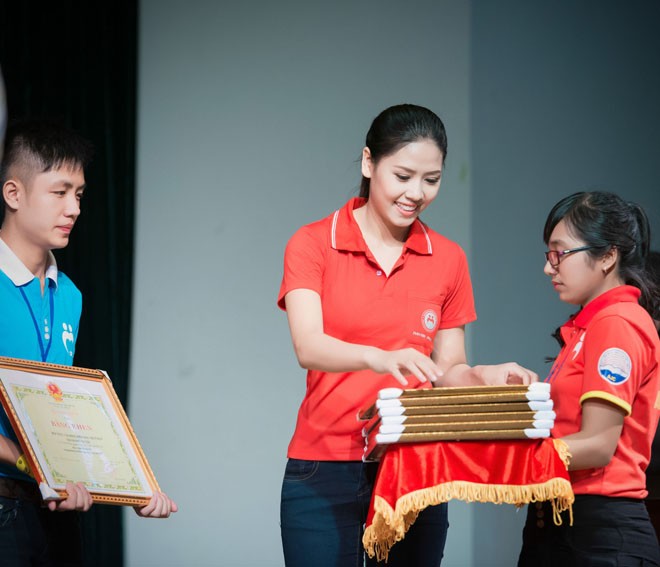 Nguyễn Thị Loan rạng rỡ ở Ngày hội tôn vinh người hiến máu - ảnh 9